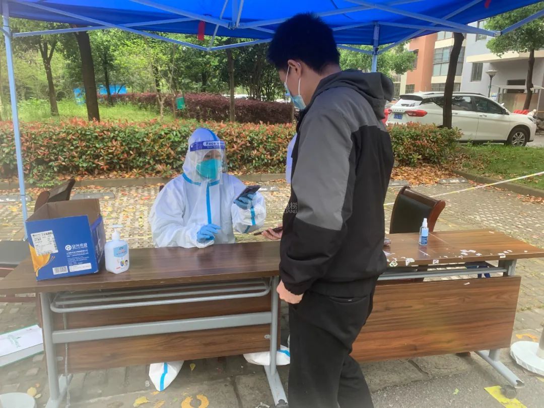 齊心抗疫，龍闖電梯與上海在一起444.jpg